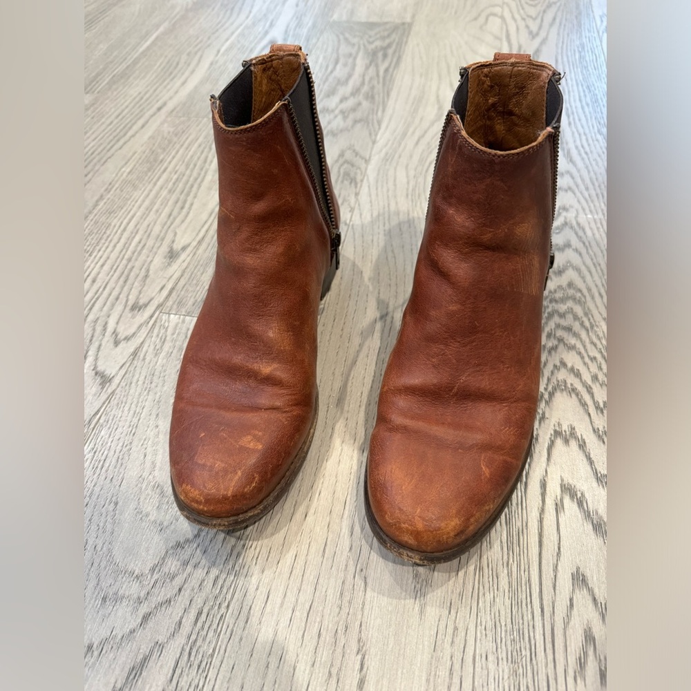 Frye Chelsea boot